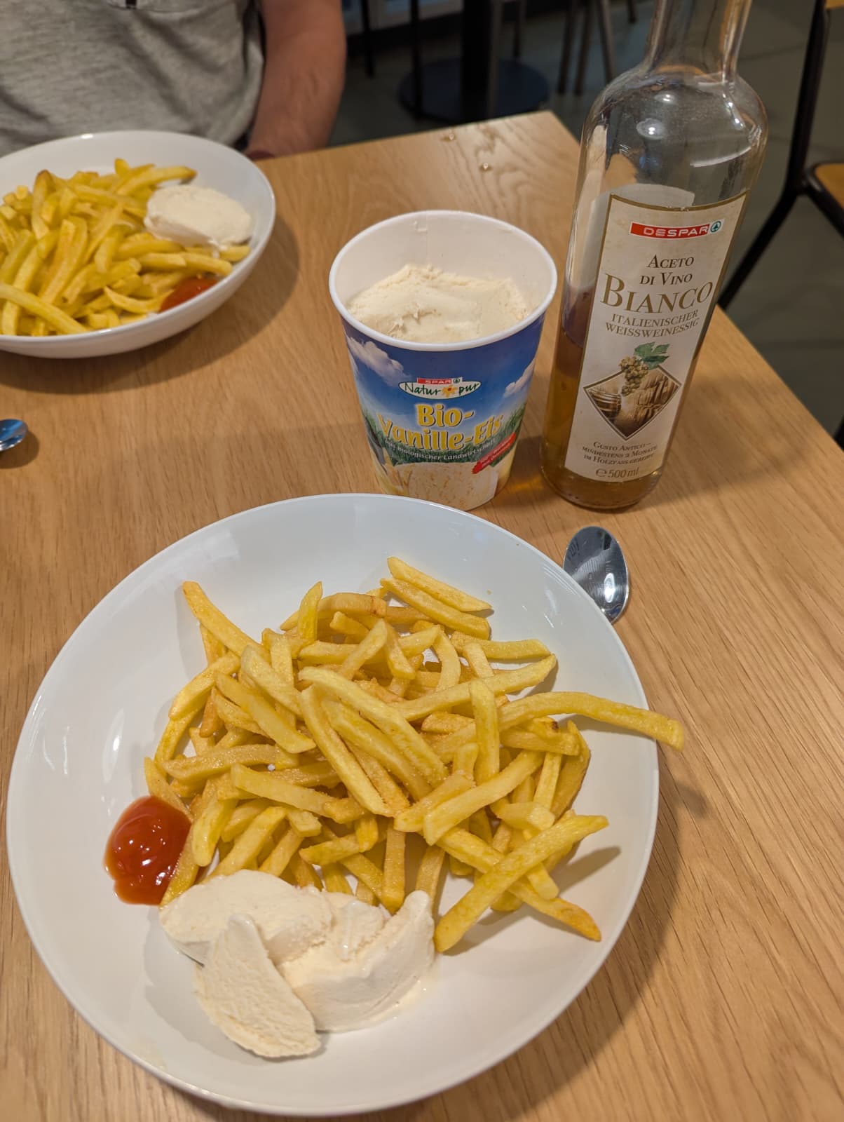 Essigpommes mit Vanilleeis